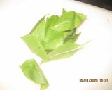 Foto del paso 1 de la receta: Tostada con mantequilla y albahaca