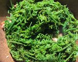 รูปขั้นตอนการทำที่ 4 ของ ผักกูดหมูสามชั้นผัดกะปิ