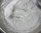 صورة لخطوة 2 من وصفة مشروب الهوت شوكليت بكريمة المارشميلو 🍫