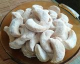 Omlós-illatos linzer kifli recept fázis 2 fotója