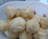 Foto langkah ke 2 dari resep Bola bola singkong susu.