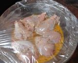 Foto del paso 3 de la receta: Muslos de pollo asados en freidora de aire con papas arrugas y mojo