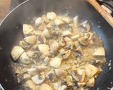 Fehérboros csirkepörkölt kakukkfűvel és gombával recept fázis 3 fotója