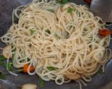 Foto langkah ke 6 dari resep Spaghetti Aglio Olio e peperoncino (versi otentik).