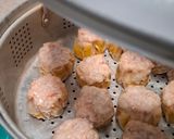 Foto langkah ke 4 dari resep Dimsum Ayam Udang Saus Mentai.