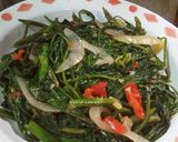 Foto langkah ke 3 dari resep Tumis Kangkung Pedas.