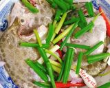 Hình bước làm 2 của món Cá nâu kho hành ớt