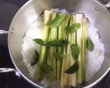Hình bước làm 1 của món Gà hấp muối sả lá chanh