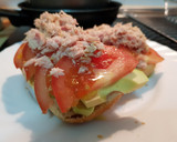Foto del paso 4 de la receta: Tosta de atún con tomate y aguacate