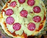 Foto del paso 7 de la receta: Pizza con muzzarella y salamin!!