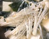 Foto langkah ke 4 dari resep Sup Miso Tahu dan Enoki.