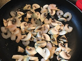 Tallarines con salsa blanca, champiñones y camarones