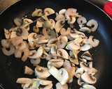 Foto del paso 3 de la receta: Tallarines con salsa blanca, champiñones y camarones