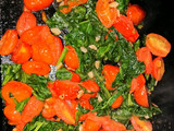Ñoquis con tomate y espinacas