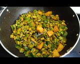 A picture of step 3 of Capsicum and Potato sabzi.