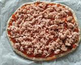 Foto del paso 5 de la receta: Pizza de pisto con atún y queso