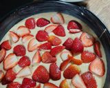 Foto del paso 4 de la receta: Queque con fresas y migas