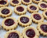 Foto del paso 9 de la receta: 😍Galletitas de mantequilla de maní con jalea de frambuesa - Peanut butter & jelly cookies😍