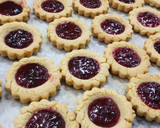 Foto del paso 9 de la receta: 😍Galletitas de mantequilla de maní con jalea de frambuesa - Peanut butter & jelly cookies😍