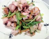 Hình bước làm 2 của món Mực xào cần tỏi