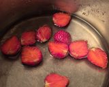 Foto langkah ke 1 dari resep Milk Strawberry Coffee.