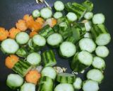 Foto langkah ke 5 dari resep Tumis oyong dengan jamur shimeji.