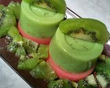 Foto langkah ke 3 dari resep Puding susu Kiwi dan strawberry.