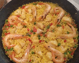 Foto del paso 5 de la receta: Paella de pollo con langostinos