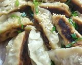 Foto del paso 7 de la receta: Gyoza (empanadas japonesas de cerdo al vapor)