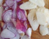 Foto langkah ke 1 dari resep Oseng Cumi Pedas Wijen Hitam.