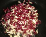 Foto del passaggio 2 della ricetta Risotto al radicchio e crudo