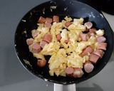 Foto del paso 3 de la receta: Wrap de revuelto con salchichas, queso y jamón de york