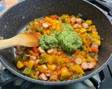 Une image de l'étape 14 de Riz aux poivrons tricolores, saucisses alsaciennes, tomates et pesto.