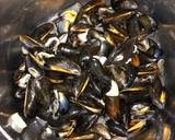 Moules marinières étape de la recette 1 photo