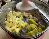 Hình bước làm 1 của món Đồ ăn dặm cho bé (cháo táo khoai lang và thịt gà)