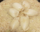 Foto del paso 9 de la receta: Chipirones rellenos con salsa de puerros y cebolla