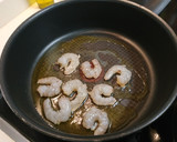 Foto del paso 2 de la receta: Arroz Bomba con langostinos y chirlas