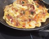Foto del paso 3 de la receta: Omelette con jamón, tomate y albahaca