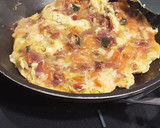 Foto del paso 3 de la receta: Omelette con jamón, tomate y albahaca