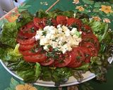 Une image de l'étape 10 de Salade de tomates à la laitue rouge, feta et basilic frais sauce balsamique.