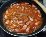 Foto del paso 5 de la receta: Salchichas mini con tomate y judías planas