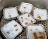 Foto langkah ke 3 dari resep Kue Keranjang Kukus Santan.