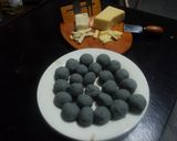Foto del paso 3 de la receta: Mini quesadillas azules para botana rellenas de queso de chiva