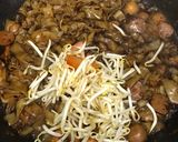 Gambar langkah 5 resipi Koeyteow Goreng Basah Sempoi.