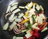 Foto del paso 4 de la receta Salchichas frescas de pollo con verduras y salsa de soja