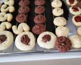 Foto del passaggio 4 della ricetta Biscottini cioccolatosi e non... di frolla montata