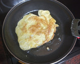 Foto del paso 2 de la receta: Bocadillo de solomillo con tortilla francesa y ensalada