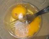 Foto langkah ke 1 dari resep Telur Gulung Isi Sosis (simpel).