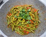 Foto del passaggio 4 della ricetta Spaghetti con fagiolini al sugo di pomodoro fresco, basilico e cacio ricotta