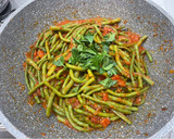 Foto del passaggio 4 della ricetta Spaghetti con fagiolini al sugo di pomodoro fresco, basilico e cacio ricotta